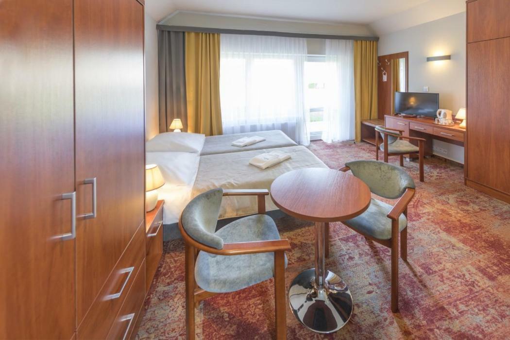 Osrodek Wypoczynkowo-Rehabilitacyjny "Bryza" Hotell Dźwirzyno Exteriör bild